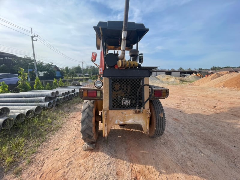 ขายรถตักมือสองสภาพดี ด่วน! (โทร: 086-944-6721)