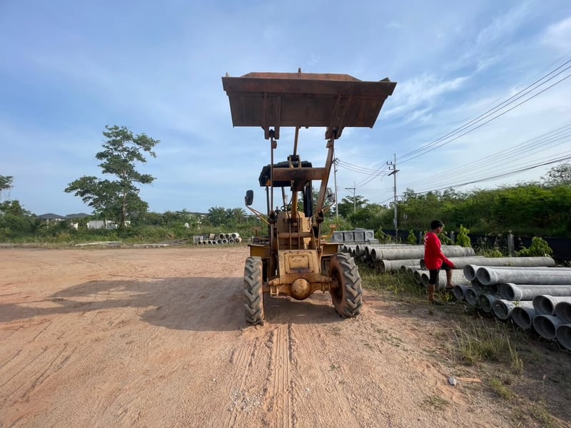 ขายรถตักมือสองสภาพดี ด่วน! (โทร: 086-944-6721)