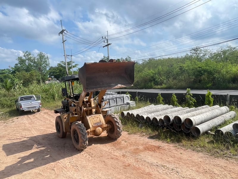 ขายรถตักมือสองสภาพดี ด่วน! (โทร: 086-944-6721)