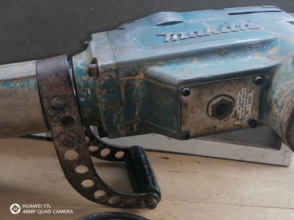 สกัดไฟฟ้ามือสอง Makita รุ่น mh 1306 สกัดไฟฟ้ามือสอง Makita รุ่น mh 1306