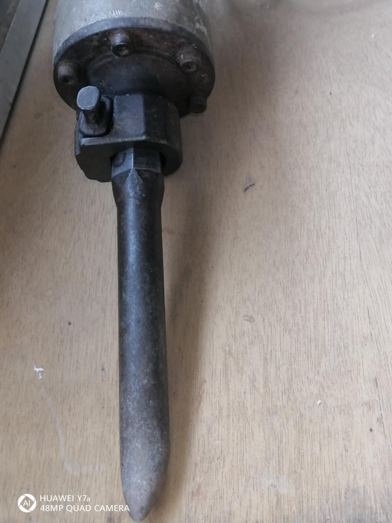 สกัดไฟฟ้ามือสอง Makita รุ่น mh 1306 สกัดไฟฟ้ามือสอง Makita รุ่น mh 1306