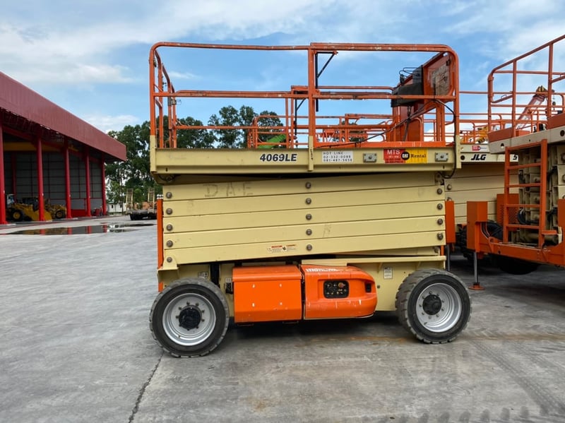 ขายรถกระเช้า JLG ขากรรไกร 4069LE สูง 12.19 เมตรมือสอง 