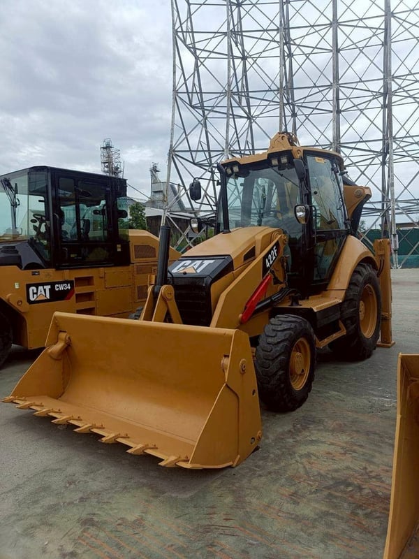 ขายรถตักหน้าขุดหลัง CAT 422F พร้อมใช้งาน