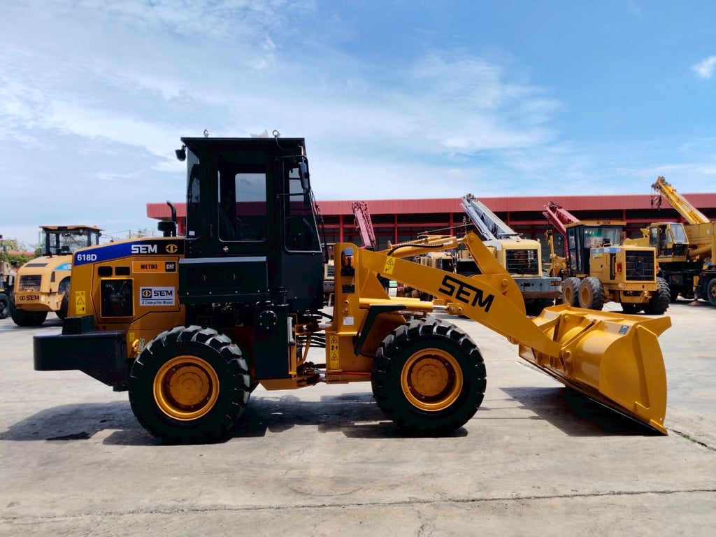 ขายรถตักล้อยาง ยี่ห้อ SEM รุ่น 618D ผลิตโดยแคทเทอร์พิลลาร์  ขายรถตักล้อยาง ยี่ห้อ SEM รุ่น 618D ผลิตโดยแคทเทอร์พิลลาร์
