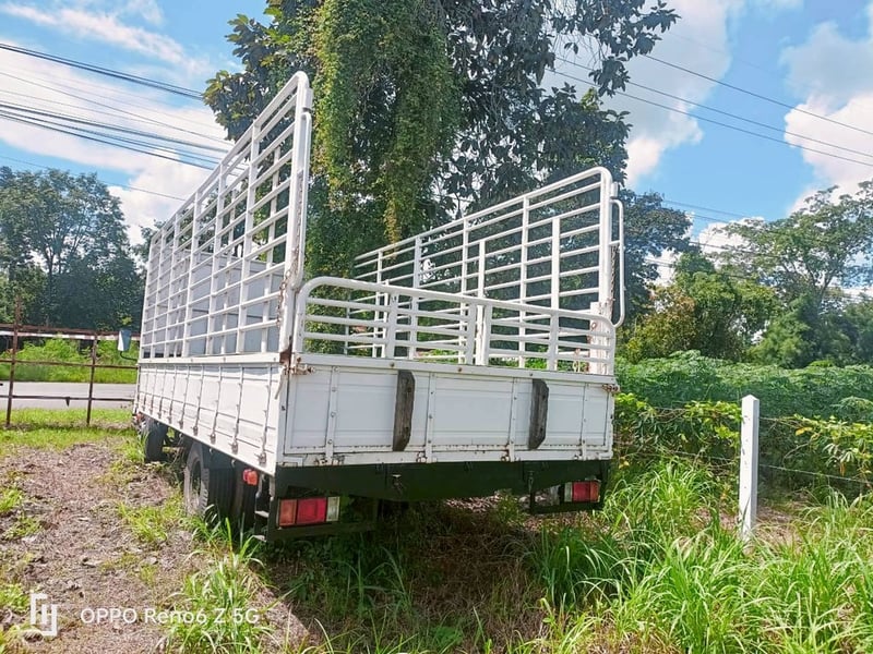 ต้องการขายรถบรรทุก 6  ล้อ   ปี 47 135 แรง  ขายตามสภาพสนใจติดต่อ  084-5391041   0922520556