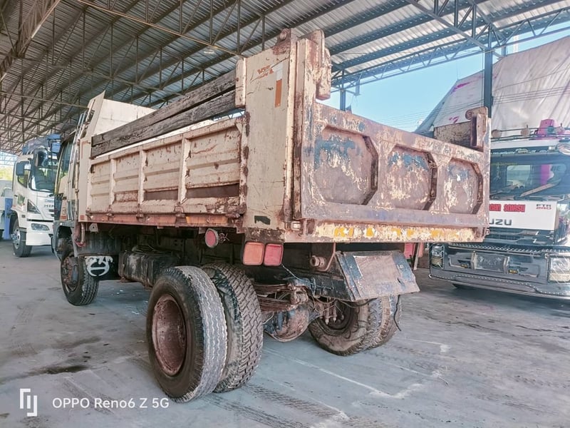 ต้องการขาย 6 ล้อ isuzu 175 แรงเครื่องดีมากเลยสภาพพร้อมใช้  เบรคทิฟฟี่