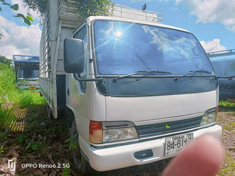 ต้องการขายรถบรรทุก 6  ล้อ   ปี 47 135 แรง  ขายตามสภาพสนใจติดต่อ  084-5391041   0922520556