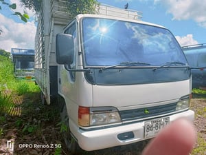 ต้องการขายรถบรรทุก 6  ล้อ   ปี 47 135 แรง  ขายตามสภาพสนใจติดต่อ  084-5391041   0922520556