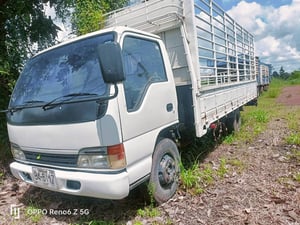 ต้องการขายรถบรรทุก 6  ล้อ   ปี 47 135 แรง  ขายตามสภาพสนใจติดต่อ  084-5391041   0922520556