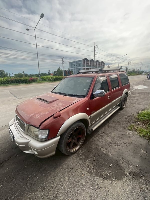 รถยนต์ ISUZU SUV 7 ที่นั่ง **มีเล่มทะเบียน