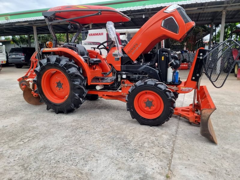 👉เข้าใหม่👈L5018SP ปี65 สวยเดิมทั้งคัน สีเดิมโรงงาน เครื่องเกียร์ไม่เคยแกะ พร้อมใช้ เล่มครบ 👉ราคา 438,000 ผานหน้า+ผานหลัง+คราด 👉ราคา 458,000 ผานหน้า+ผานหลัง+คราด+โรตารี่ ☎️สนใจโทร 084-5486359 ,088-8831878 🚩ร้าน พีแอล แทรคเตอร์ อ.สนม จ.สุรินทร์