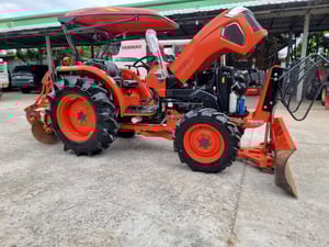 👉เข้าใหม่👈L5018SP ปี65 สวยเดิมทั้งคัน สีเดิมโรงงาน เครื่องเกียร์ไม่เคยแกะ พร้อมใช้ เล่มครบ 👉ราคา 438,000 ผานหน้า+ผานหลัง+คราด 👉ราคา 458,000 ผานหน้า+ผานหลัง+คราด+โรตารี่ ☎️สนใจโทร 084-5486359 ,088-8831878 🚩ร้าน พีแอล แทรคเตอร์ อ.สนม จ.สุรินทร์