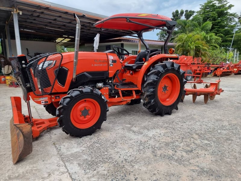 👉เข้าใหม่👈L5018SP ปี65 สวยเดิมทั้งคัน สีเดิมโรงงาน เครื่องเกียร์ไม่เคยแกะ พร้อมใช้ เล่มครบ 👉ราคา 438,000 ผานหน้า+ผานหลัง+คราด 👉ราคา 458,000 ผานหน้า+ผานหลัง+คราด+โรตารี่ ☎️สนใจโทร 084-5486359 ,088-8831878 🚩ร้าน พีแอล แทรคเตอร์ อ.สนม จ.สุรินทร์