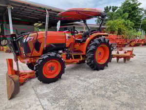 👉เข้าใหม่👈L5018SP ปี65 สวยเดิมทั้งคัน สีเดิมโรงงาน เครื่องเกียร์ไม่เคยแกะ พร้อมใช้ เล่มครบ 👉ราคา 438,000 ผานหน้า+ผานหลัง+คราด 👉ราคา 458,000 ผานหน้า+ผานหลัง+คราด+โรตารี่ ☎️สนใจโทร 084-5486359 ,088-8831878 🚩ร้าน พีแอล แทรคเตอร์ อ.สนม จ.สุรินทร์