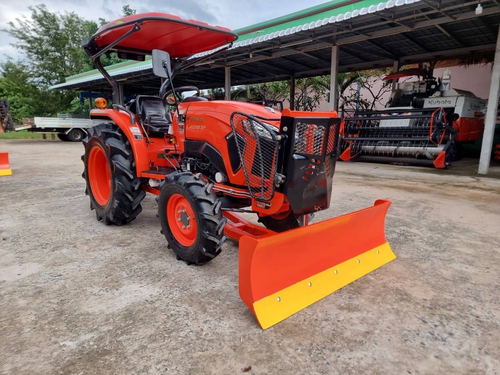 ขายL4018SP ปี65 ใช้งานน้อย เครื่องเกียร์เดิม เครื่องแน่นเกียร์แน่นพร้อมใช้งาน เล่มครบ 👉ราคา 368,000 บาท อุปกรณ์ครบ ☎️โทร 088-8831878 ,084-5486359 🚩อ.สนม จ.สุรินทร์ (ร้าน PL แทรคเตอร์)