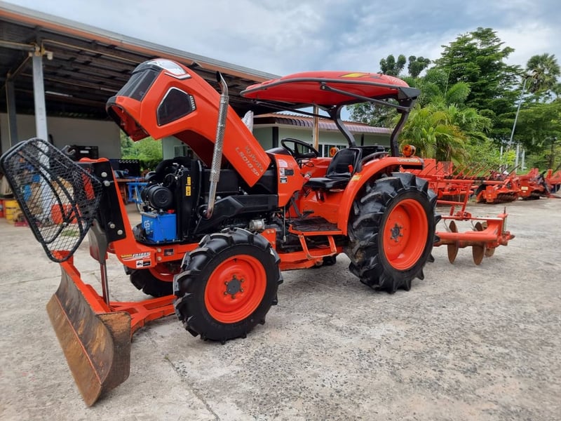 👉เข้าใหม่👈L5018SP ปี65 สวยเดิมทั้งคัน สีเดิมโรงงาน เครื่องเกียร์ไม่เคยแกะ พร้อมใช้ เล่มครบ 👉ราคา 438,000 ผานหน้า+ผานหลัง+คราด 👉ราคา 458,000 ผานหน้า+ผานหลัง+คราด+โรตารี่ ☎️สนใจโทร 084-5486359 ,088-8831878 🚩ร้าน พีแอล แทรคเตอร์ อ.สนม จ.สุรินทร์