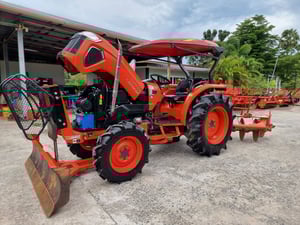 👉เข้าใหม่👈L5018SP ปี65 สวยเดิมทั้งคัน สีเดิมโรงงาน เครื่องเกียร์ไม่เคยแกะ พร้อมใช้ เล่มครบ 👉ราคา 438,000 ผานหน้า+ผานหลัง+คราด 👉ราคา 458,000 ผานหน้า+ผานหลัง+คราด+โรตารี่ ☎️สนใจโทร 084-5486359 ,088-8831878 🚩ร้าน พีแอล แทรคเตอร์ อ.สนม จ.สุรินทร์