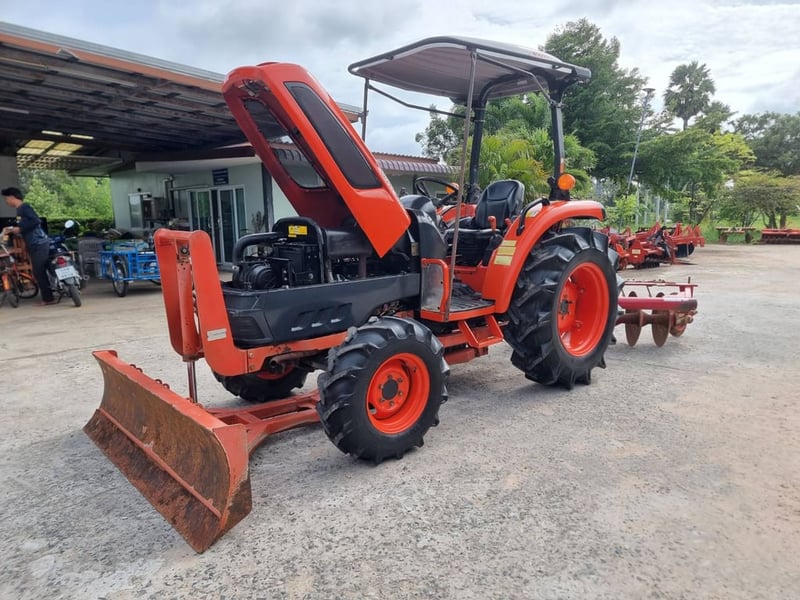 ขายรถไถโอติ ex 50 จดทะเบียนปี62 รถสภาพดีมากใช้งานน้อยเครื่องเกียร์เดิมทั้งคัน รถพร้อมใช้งาน ยางเต็ม 4 เส้นมาพร้อมผาน  หน้าผานหลัง เล่มครบ 🚩ราคา 238,000 บาท ☎️สนใจ 084 548-6359 สุชาติ  ,088-8831878 🚩แยกตาเพชร อ.สนม จ.สุรินทร์