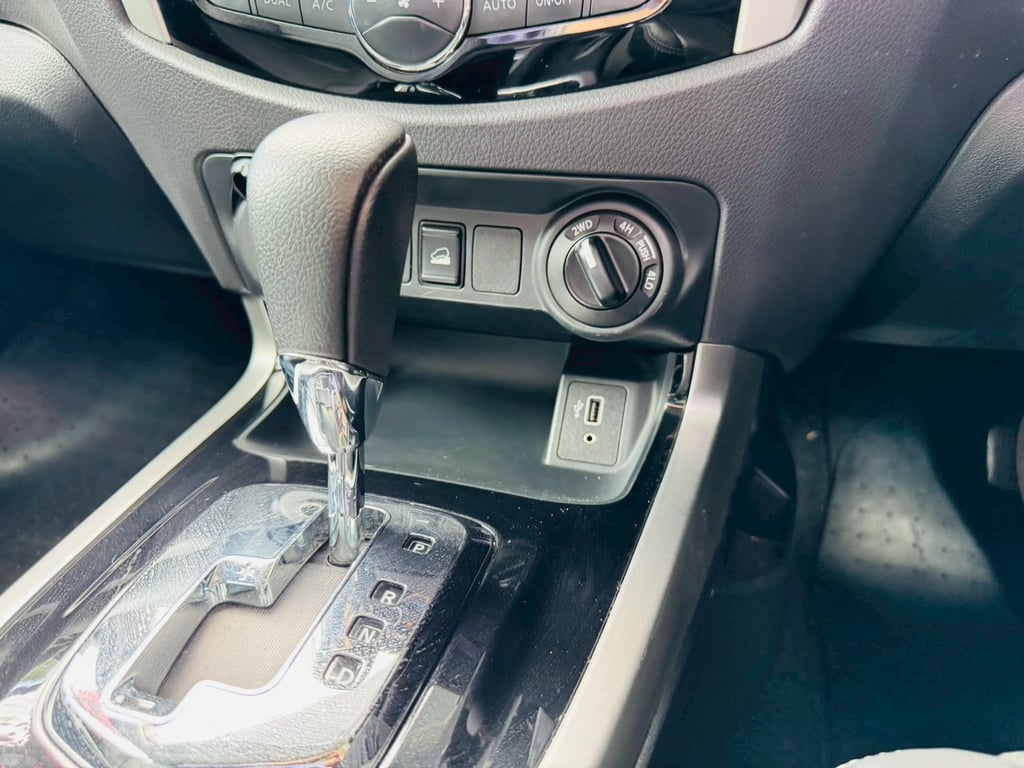 4x4 เกียร์ออโต้ TOP #NISSAN NAVARA NP300 Double Cab 2.5 VL 4WD  AT ปี 2020