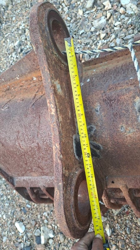 บุ้งกี๋ตักขยะ ตักวัชพืช ผักตบชวา ในแม่น้ำ ลำคลอง สลัก 80 มิล ระยะห่างหู 29 ซม รถขุด แบคโฮ PC 120-200 มือสองญี่ปุ่น 