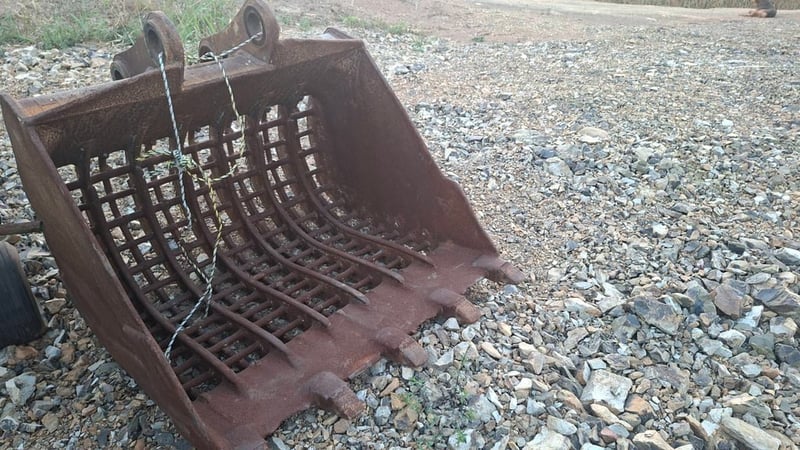 บุ้งกี๋ตักขยะ ตักวัชพืช ผักตบชวา ในแม่น้ำ ลำคลอง สลัก 80 มิล ระยะห่างหู 29 ซม รถขุด แบคโฮ PC 120-200 มือสองญี่ปุ่น 