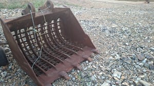 บุ้งกี๋ตักขยะ ตักวัชพืช ผักตบชวา ในแม่น้ำ ลำคลอง สลัก 80 มิล ระยะห่างหู 29 ซม รถขุด แบคโฮ PC 120-200 มือสองญี่ปุ่น 