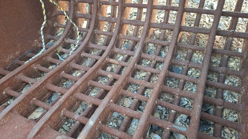 บุ้งกี๋ตักขยะ ตักวัชพืช ผักตบชวา ในแม่น้ำ ลำคลอง สลัก 80 มิล ระยะห่างหู 29 ซม รถขุด แบคโฮ PC 120-200 มือสองญี่ปุ่น 