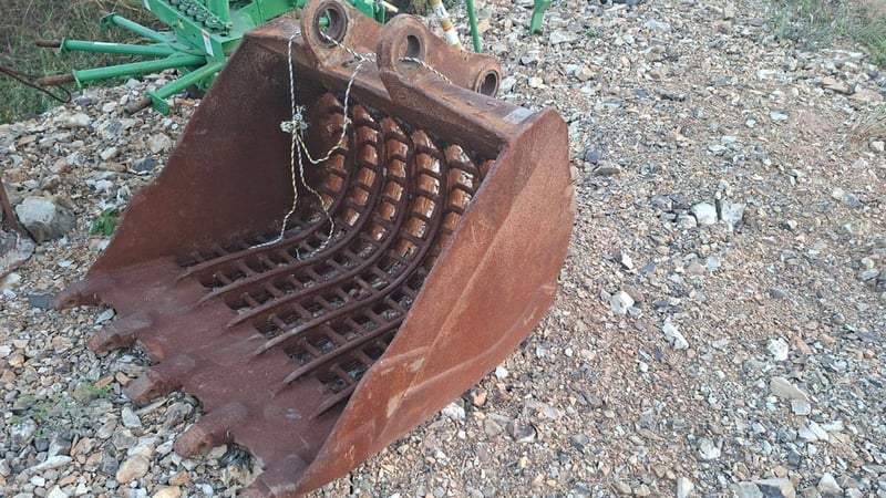 บุ้งกี๋ตักขยะ ตักวัชพืช ผักตบชวา ในแม่น้ำ ลำคลอง สลัก 80 มิล ระยะห่างหู 29 ซม รถขุด แบคโฮ PC 120-200 มือสองญี่ปุ่น 