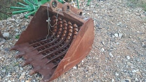 บุ้งกี๋ตักขยะ ตักวัชพืช ผักตบชวา ในแม่น้ำ ลำคลอง สลัก 80 มิล ระยะห่างหู 29 ซม รถขุด แบคโฮ PC 120-200 มือสองญี่ปุ่น 