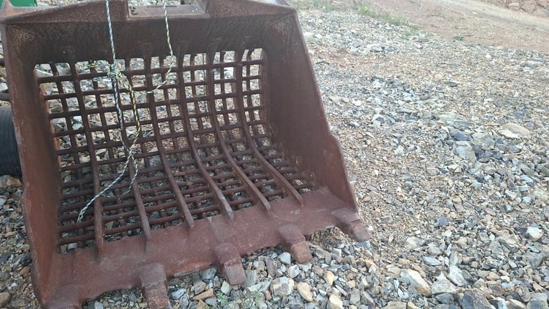 บุ้งกี๋ตักขยะ ตักวัชพืช ผักตบชวา ในแม่น้ำ ลำคลอง สลัก 80 มิล ระยะห่างหู 29 ซม รถขุด แบคโฮ PC 120-200 มือสองญี่ปุ่น 