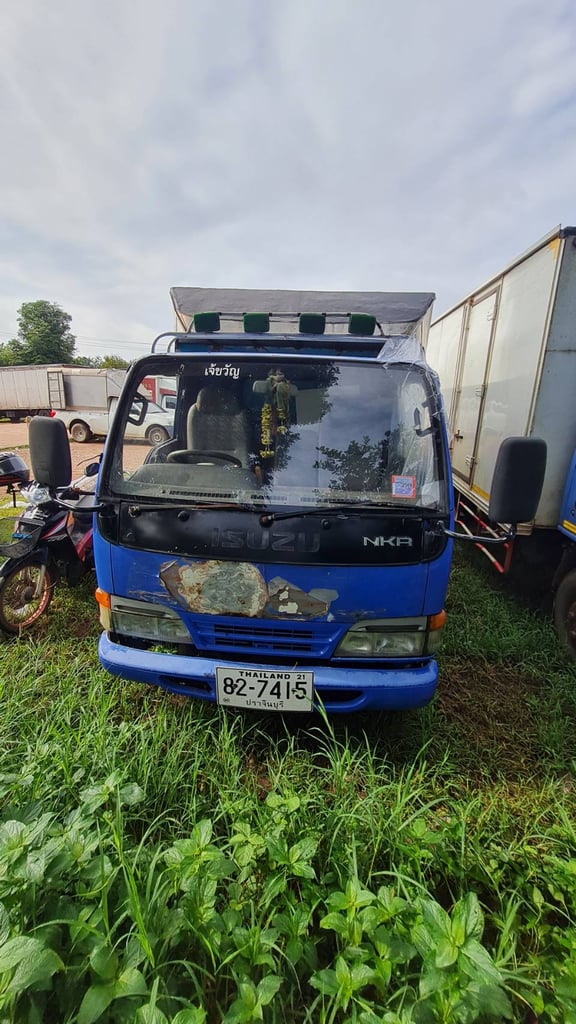 ISUZU NKR 88แรงม้า รถบรรทุก 4ล้อ ตู้แห้ง ปี2002 (NKR55EU1) ISUZU NKR 88แรงม้า รถบรรทุก 4ล้อ ตู้แห้ง ปี2002 (NKR55EU1)