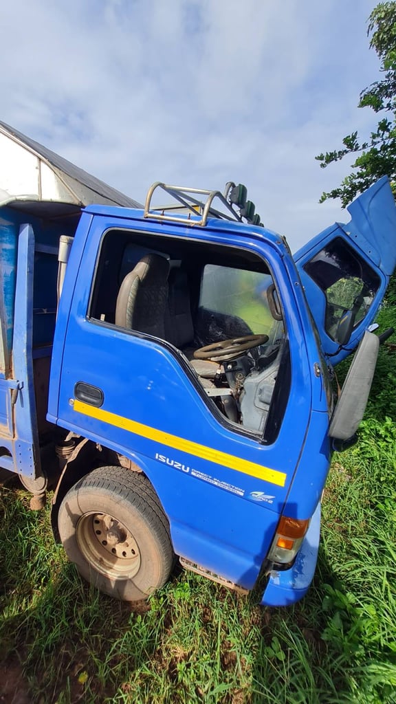 ISUZU NKR 88แรงม้า รถบรรทุก 4ล้อ ตู้แห้ง ปี2002 (NKR55EU1) ISUZU NKR 88แรงม้า รถบรรทุก 4ล้อ ตู้แห้ง ปี2002 (NKR55EU1)