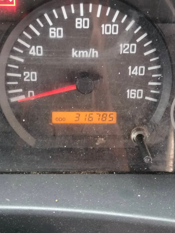 ISUZU NMR 130แรงม้า รถบรรทุก 6ล้อ ตู้แห้ง ปี2012