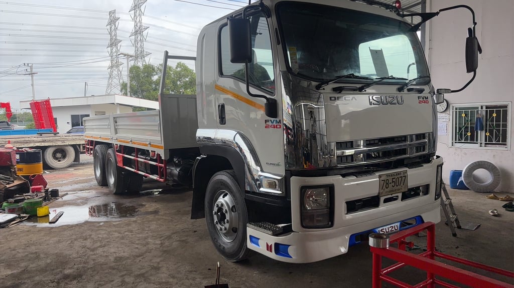 ISUZU FVM 240แรงม้า รถบรรทุก 10ล้อ กระบะเหล็กติดเครน ปี2009