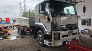 ISUZU FVM 240แรงม้า รถบรรทุก 10ล้อ กระบะเหล็กติดเครน ปี2009