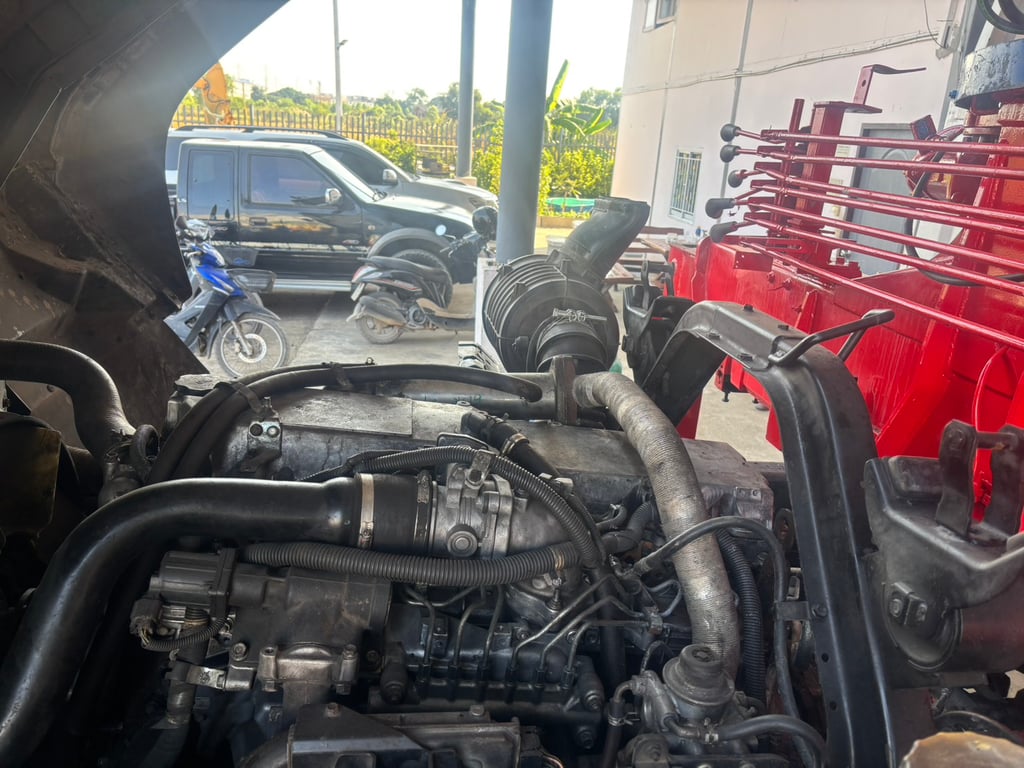 ISUZU FVM 240แรงม้า รถบรรทุก 10ล้อ กระบะเหล็กติดเครน ปี2009