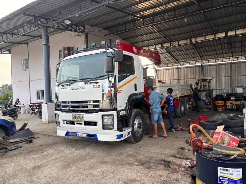ISUZU FVM 240แรงม้า รถบรรทุก 10ล้อ กระบะเหล็กติดเครน ปี2009