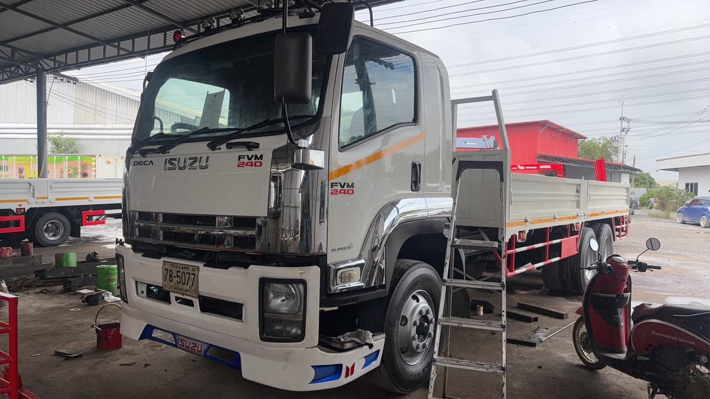 ISUZU FVM 240แรงม้า รถบรรทุก 10ล้อ กระบะเหล็กติดเครน ปี2009