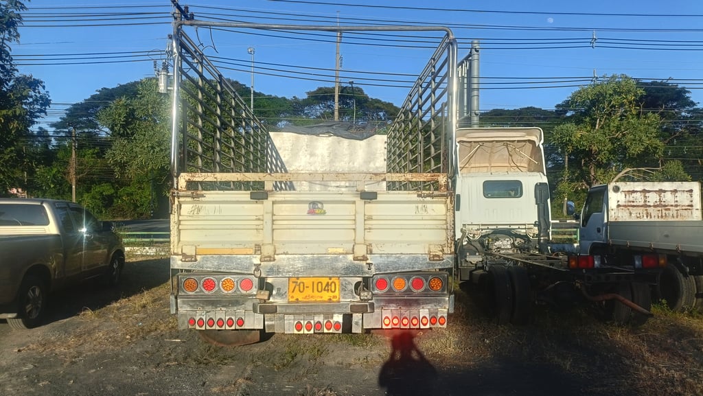 ISUZU FRR 210แรงม้า รถบรรทุก 6ล้อ ปี2013 เลขไมล์น้อยกว่า 800,000 กม. ISUZU FRR 210แรงม้า รถบรรทุก 6ล้อ ปี2013 เลขไมล์น้อยกว่า 800,000 กม.