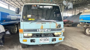 รถบรรทุกหกล้อขนน้ำ