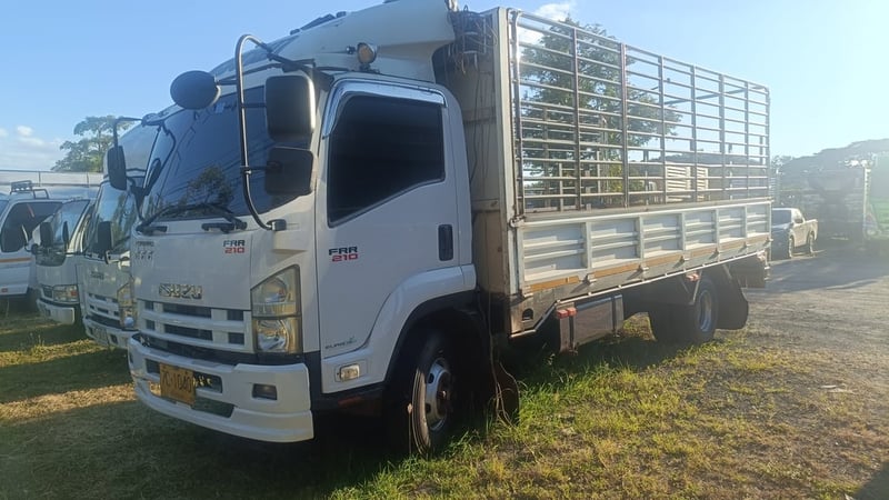ISUZU FRR 210แรงม้า รถบรรทุก 6ล้อ ปี2013 เลขไมล์น้อยกว่า 800,000 กม.