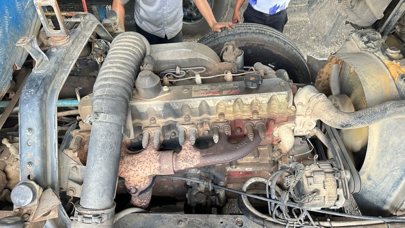 รถบรรทุกหกล้อขนน้ำ