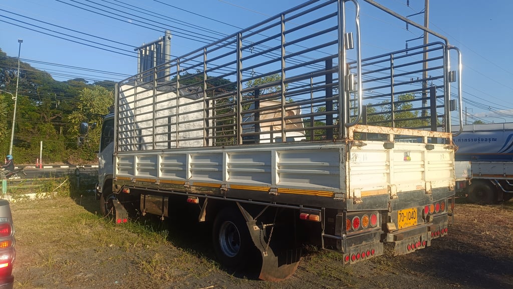 ISUZU FRR 210แรงม้า รถบรรทุก 6ล้อ ปี2013 เลขไมล์น้อยกว่า 800,000 กม. ISUZU FRR 210แรงม้า รถบรรทุก 6ล้อ ปี2013 เลขไมล์น้อยกว่า 800,000 กม.