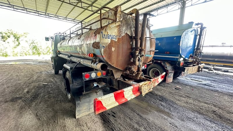 รถบรรทุกหกล้อขนน้ำ