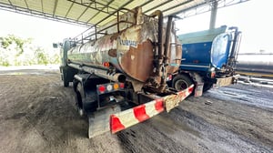 รถบรรทุกหกล้อขนน้ำ