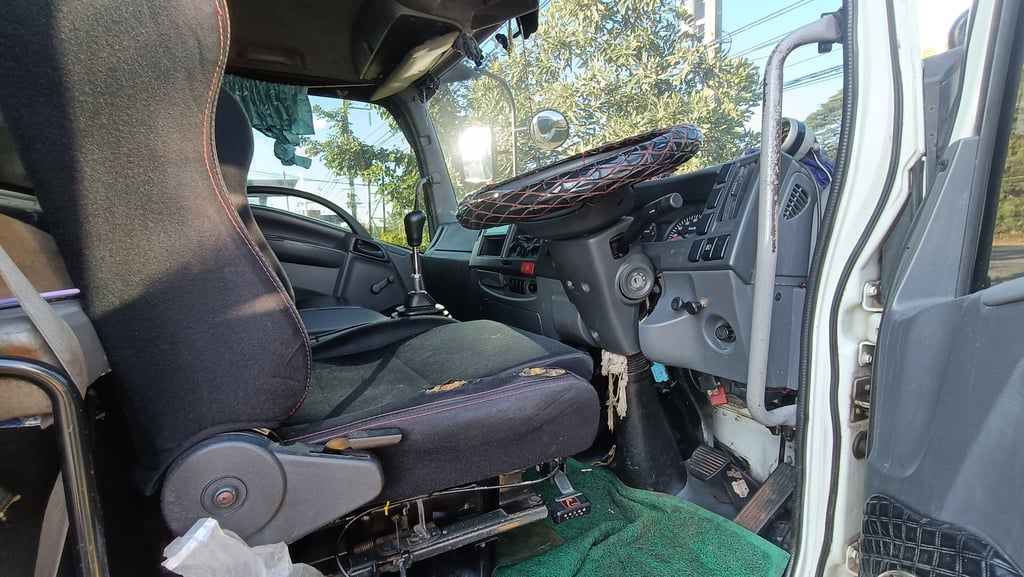 ISUZU FRR 210แรงม้า รถบรรทุก 6ล้อ ปี2013 เลขไมล์น้อยกว่า 800,000 กม. ISUZU FRR 210แรงม้า รถบรรทุก 6ล้อ ปี2013 เลขไมล์น้อยกว่า 800,000 กม.