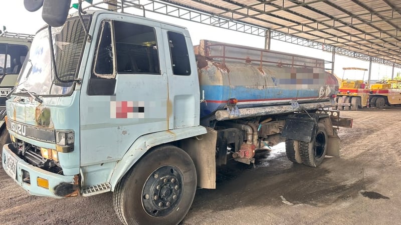 รถบรรทุกหกล้อขนน้ำ