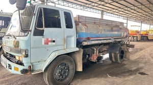 รถบรรทุกหกล้อขนน้ำ