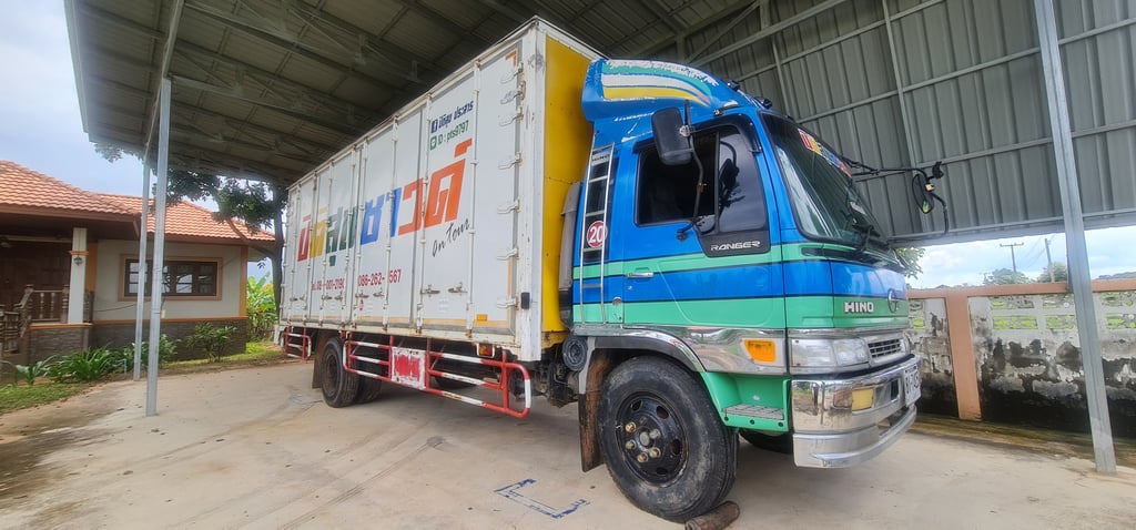 HINO GD 202แรงม้า รถบรรทุก 6ล้อ ตู้แห้ง ปี1995