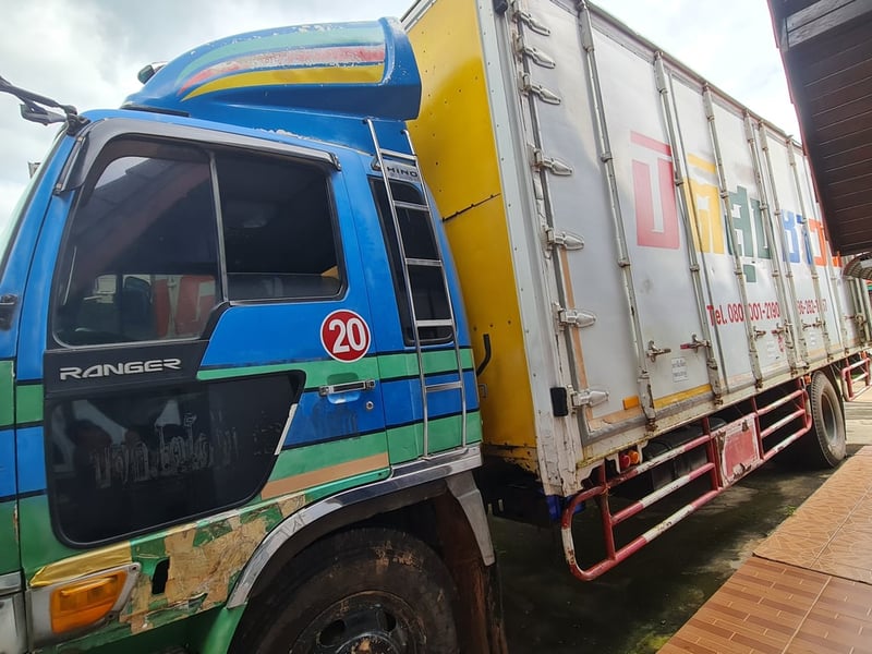 HINO GD 202แรงม้า รถบรรทุก 6ล้อ ตู้แห้ง ปี1995